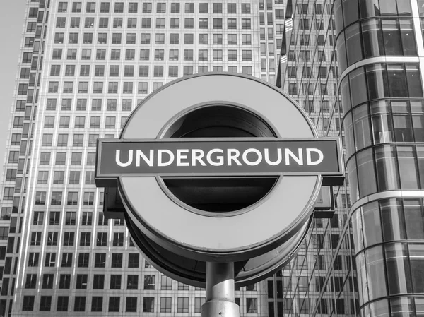 Signo del metro de Londres en blanco y negro — Foto de Stock