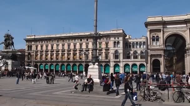 피아 자 두오모 성당 밀라노에서 관광객 — 비디오