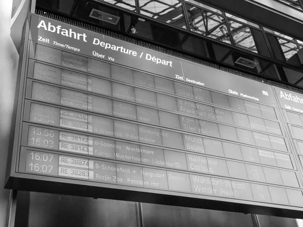 Tabela de tempo de trens preto e branco — Fotografia de Stock
