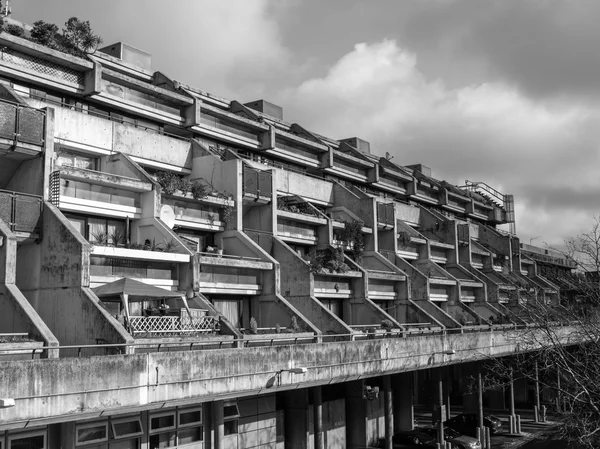 Preto e branco Alexandra Road em Londres — Fotografia de Stock