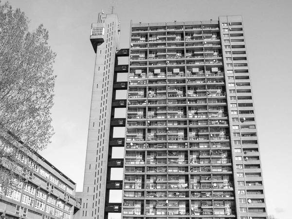 Zwart-wit trellick tower in Londen — Stockfoto