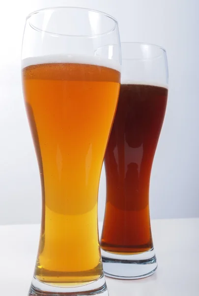 Dvě sklenice německého piva — Stock fotografie