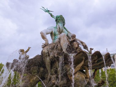 Berlin neptunbrunnen çeşme