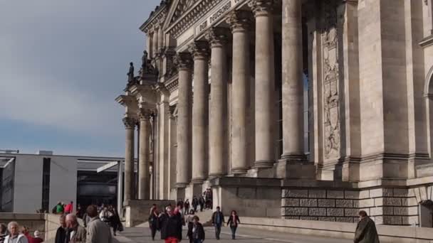 Turisté navštíví Berlín Říšského sněmu — Stock video