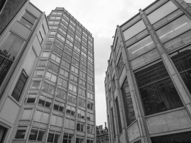 siyah-beyaz ekonomist Londra'da bina
