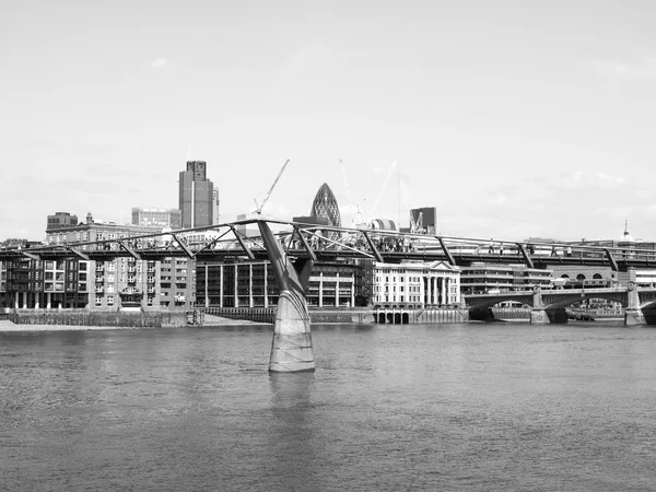 Μαύρο και άσπρο χιλιετίας γέφυρα στο Λονδίνο, Ηνωμένο Βασίλειο — Φωτογραφία Αρχείου