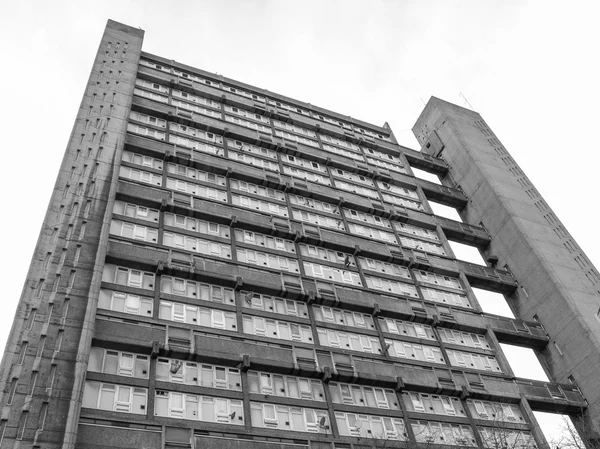 Svarta och vita balfron tower i london — Stockfoto