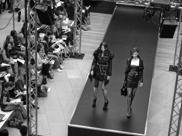 Desfile de moda preto e branco — Fotografia de Stock