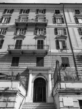 siyah-beyaz eugenio montale evi