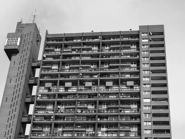 Black and white Trellick Tower in London — Stock Photo, Image