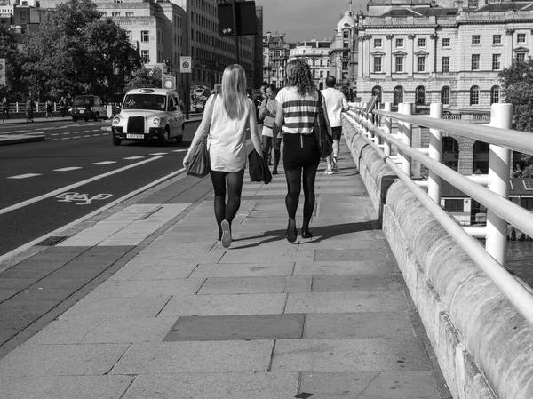 黒と白のロンドン、イングランド、イギリス - 2011 年 9 月 27 日: 人 — ストック写真