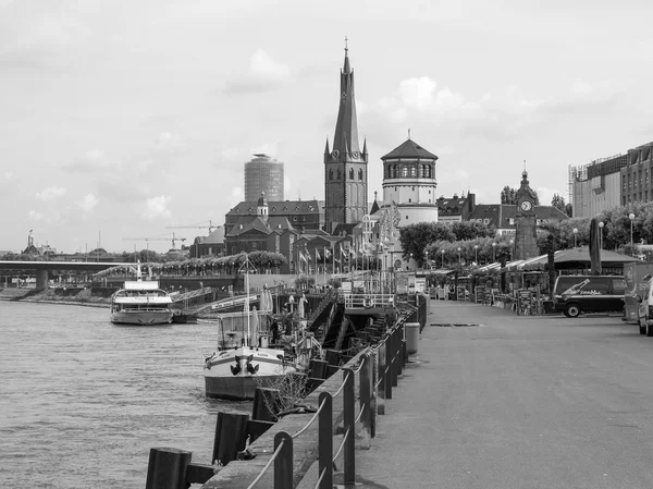 Svart och vitt utomhus bar i duesseldorf — Stockfoto