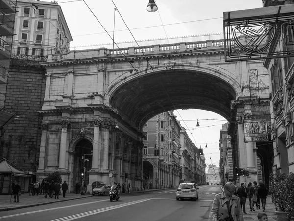 Schwarz-weiß über xx settembre kolonnade in genua — Stockfoto