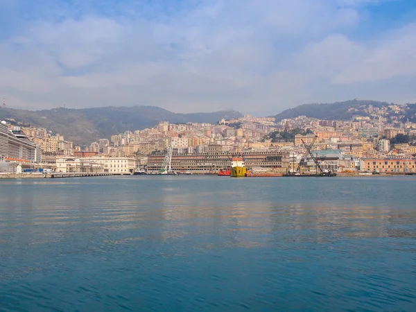 Widok z Genui Włoch z morza — Zdjęcie stockowe