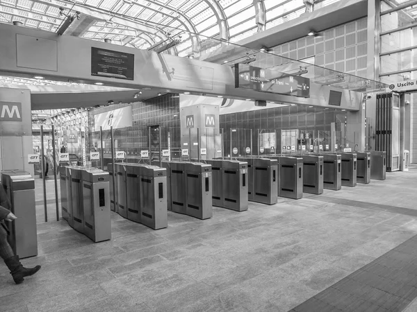 Schwarz-weißer Bahnhof torino porta susa — Stockfoto