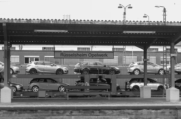 Coches en blanco y negro en un tren en Ruesselsheim —  Fotos de Stock