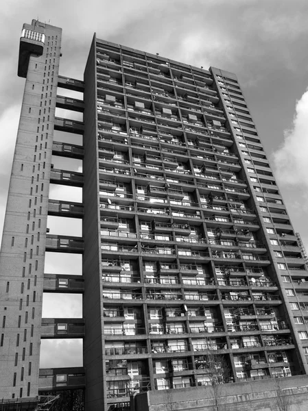 Torre Trellick em preto e branco em Londres — Fotografia de Stock