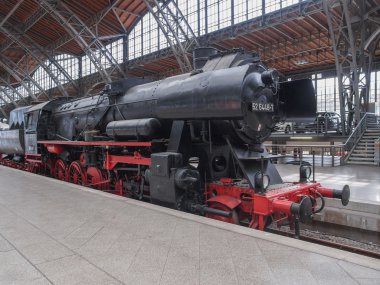 Leipzig Hbf 'de tarihi DR lokomotifi