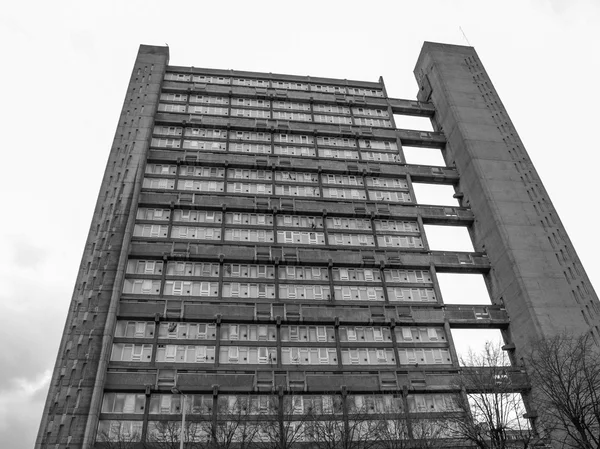 Black and white Balfron Tower in London — Stock Photo, Image