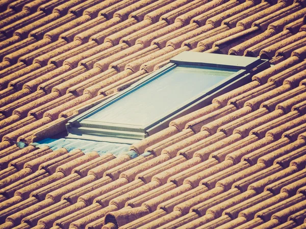 Ретро смотреть плитки на крыше — стоковое фото