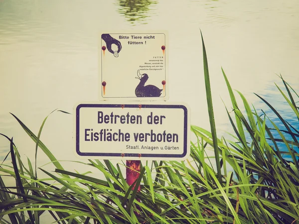 Retro spojrzenie nie nakarmić kaczki — Zdjęcie stockowe