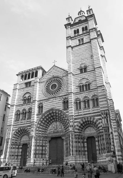 Schwarz-weiße Sankt-Lorenz-Kathedrale in Genua — Stockfoto