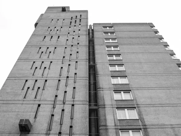 Svarta och vita balfron tower i london — Stockfoto