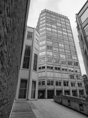 siyah-beyaz ekonomist Londra'da bina