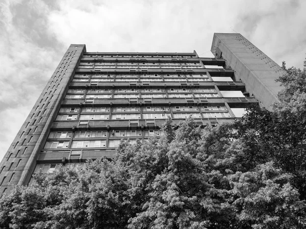 Black and white Balfron Tower in London — Stock Photo, Image