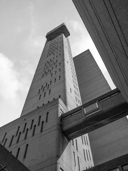 Svarta och vita trellick tower i london — Stockfoto