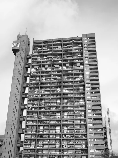 Svarta och vita trellick tower i london — Stockfoto