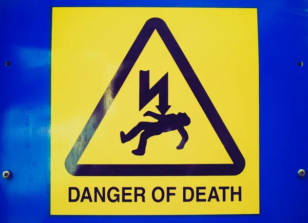 Wyglądowi retro niebezpieczeństwo porażenia prądem elektrycznym śmierci — Zdjęcie stockowe