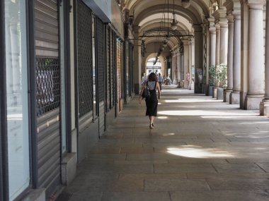 TURIN, İTALYA - CIRCA AĞUSTOS 2021: Şehir merkezinde insanlar
