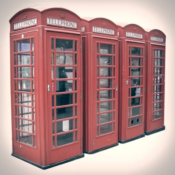 レトロなロンドンの電話ボックスを見る — ストック写真
