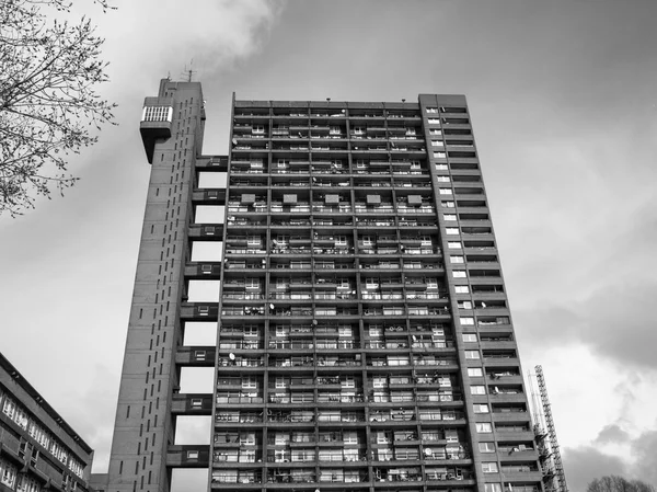 Torre Trellick em preto e branco em Londres — Fotografia de Stock
