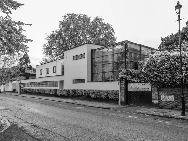 Casas de calle Old Church en blanco y negro en Londres — Foto de Stock