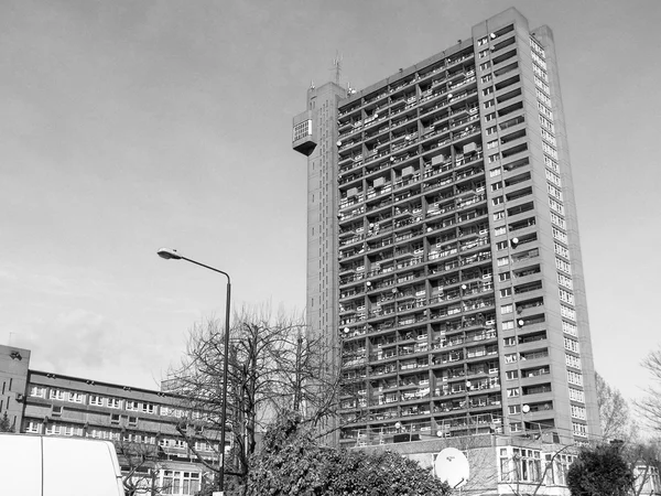 Czarno-białe trellick tower w Londynie — Zdjęcie stockowe