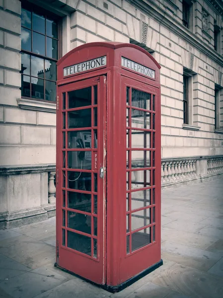 Retro vzhled Londýn telefonní budka — Stock fotografie