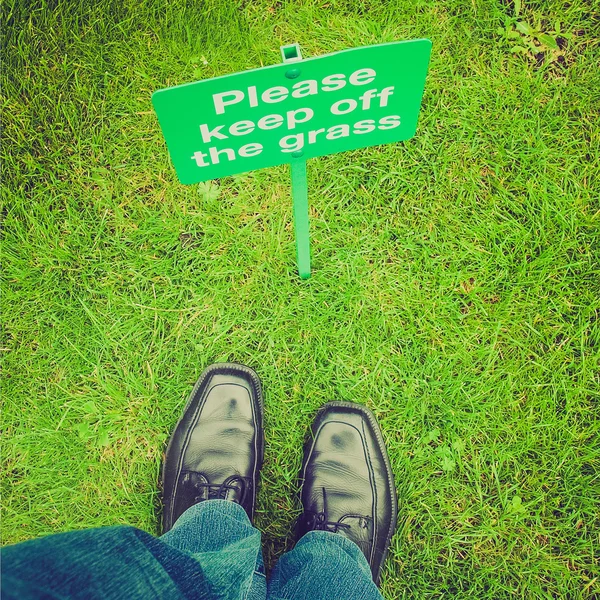Regard rétro Gardez hors de l'herbe — Photo