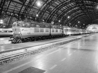 siyah ve beyaz stazione centrale milan