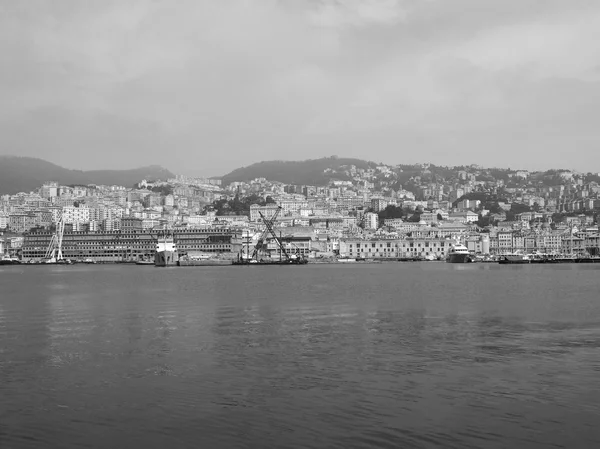 Černé a bílé porto vecchio starý přístav v Janově — Stock fotografie