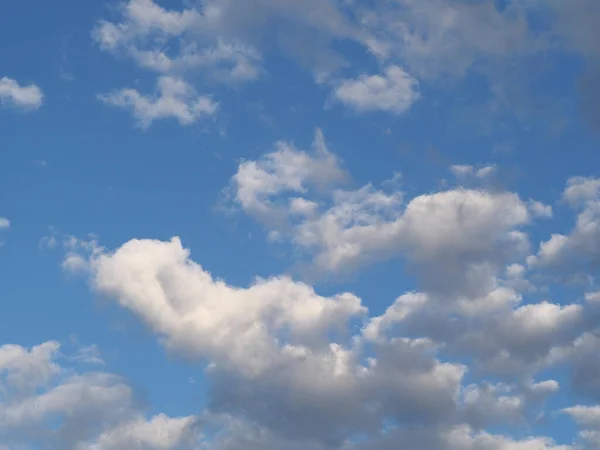 Ciel Bleu Avec Des Nuages Utiles Comme Arrière Plan — Photo