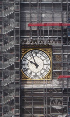 Big Ben, Parlamento Binası 'nda çalışıyor. Nam-ı diğer Londra' daki Westminster Sarayı.