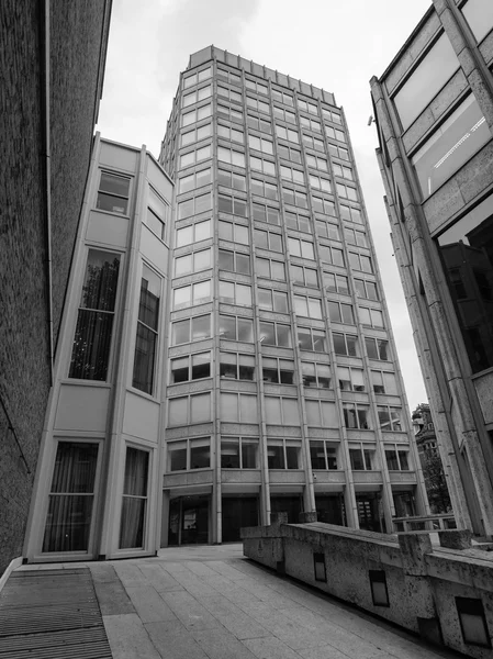 Μαύρο και άσπρο οικονομολόγος κτήριο στο Λονδίνο — Φωτογραφία Αρχείου
