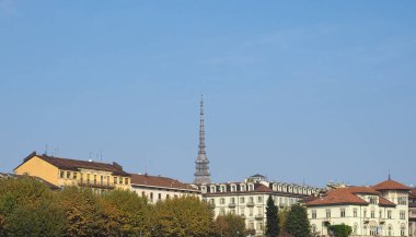 İtalya 'nın Torino kentindeki Köstebek Antonelliana çan kulesiyle şehir silueti