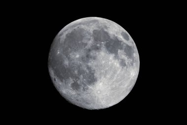 Astronomik bir teleskopla görülen dolunay