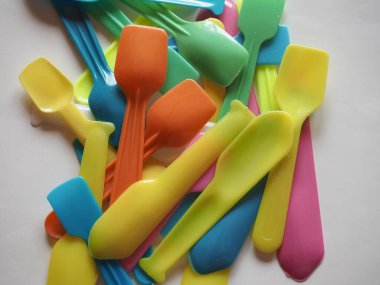 tek kullanımlık plastik kaşık yığını