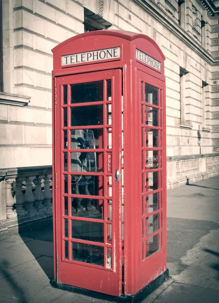 Retro look Londense telefooncel — Stockfoto