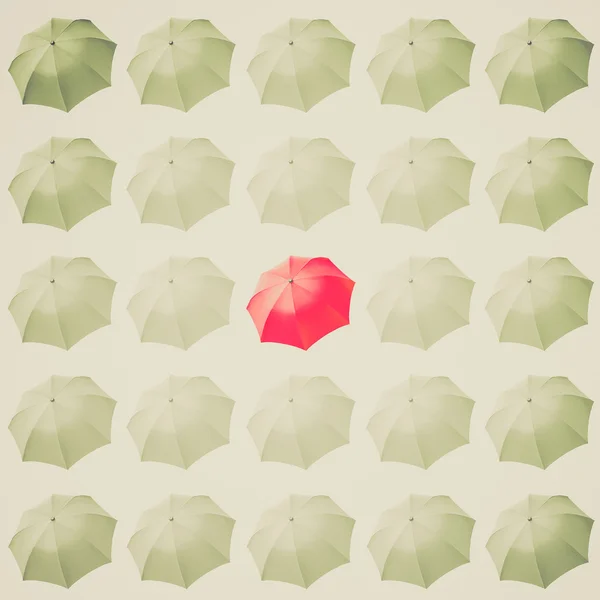 Retro look Paraguas rojo entre blanco —  Fotos de Stock