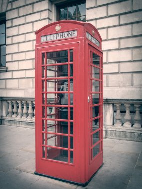 Londra telefon kulübesine bak.